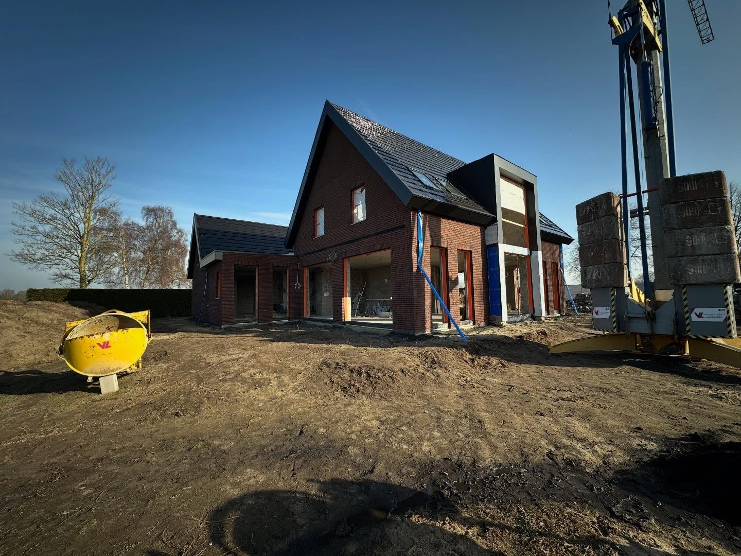 Dezelfde nieuwbouwwoning van voren, met de zwarte voeg