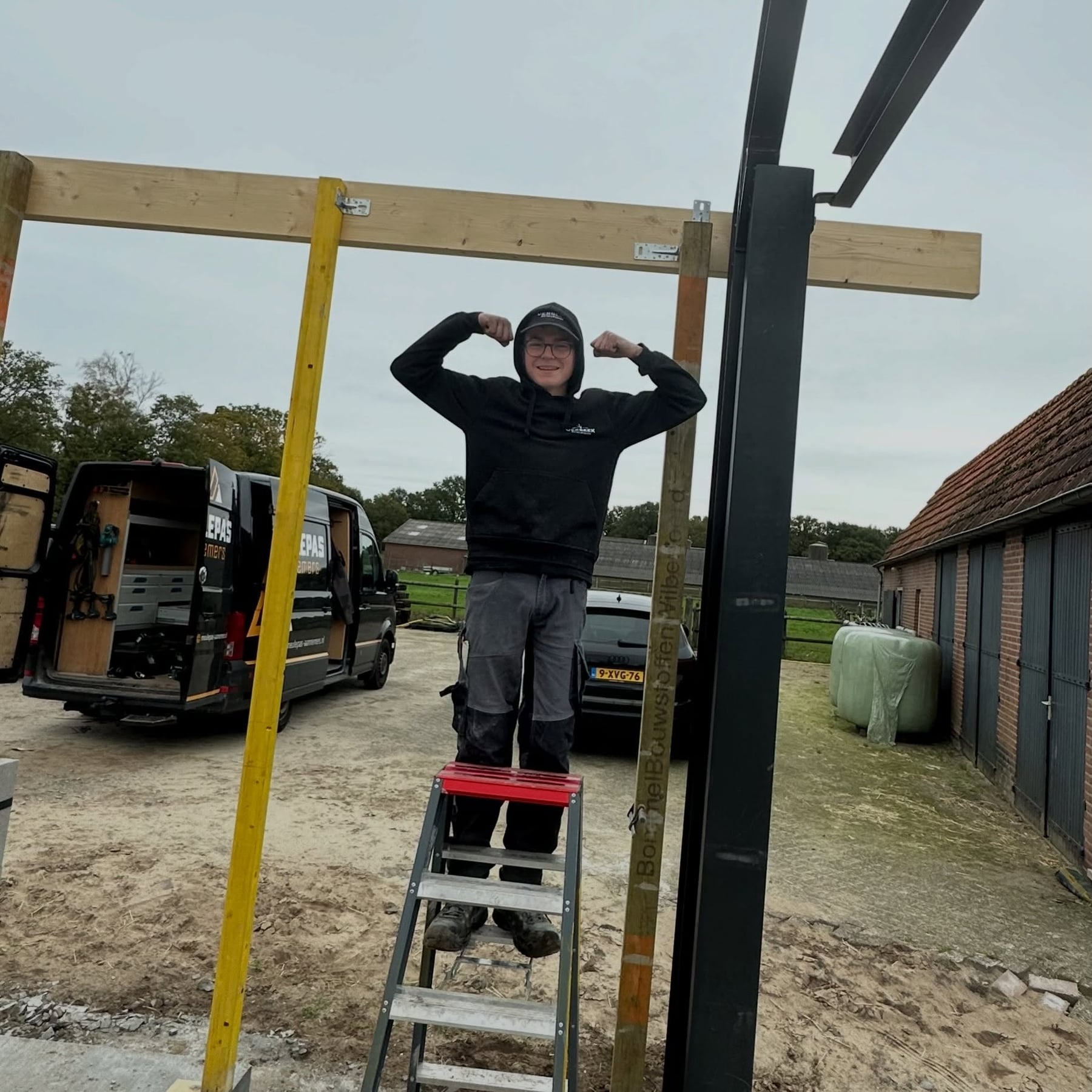 Sem, in opleiding tot metselaar bij Verbeek, op de ladder bij een nieuw frame